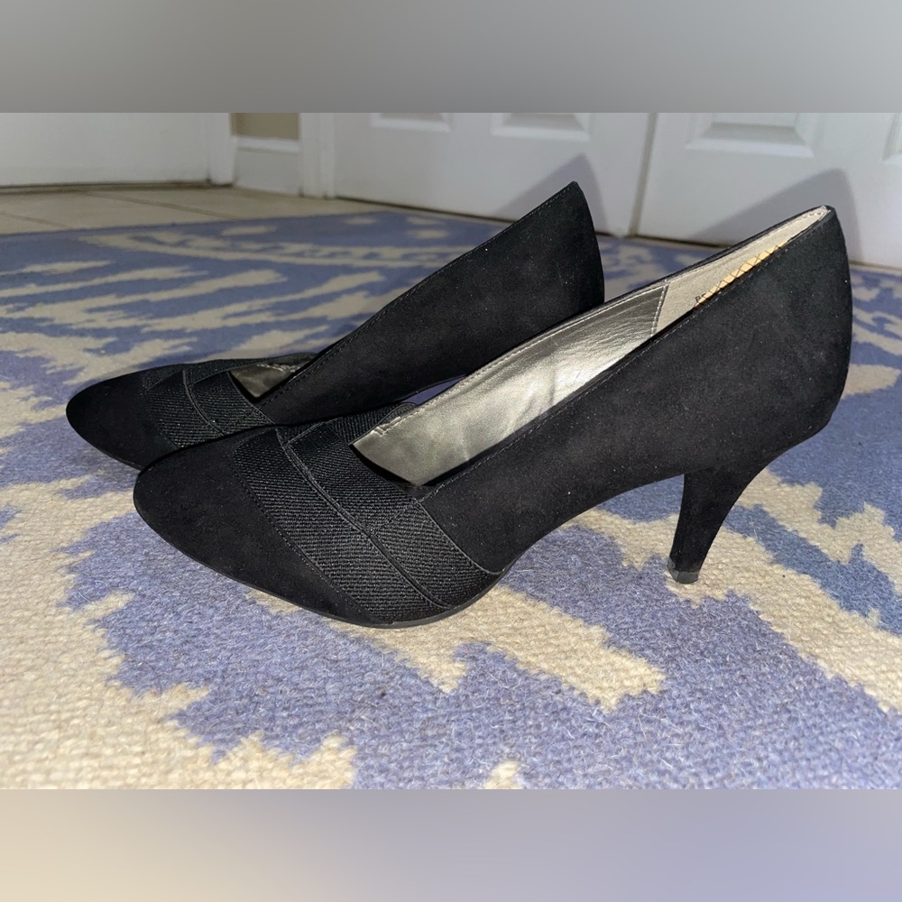 Bandolino Classic Black Suede Heels - Picture 5 of 7